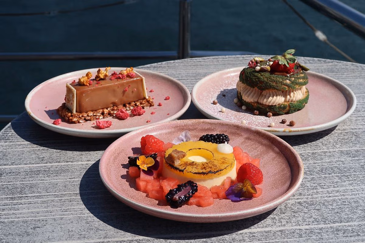 Clearview Glass Boat 2-Hour Dinner Cruise With Wine Pairing